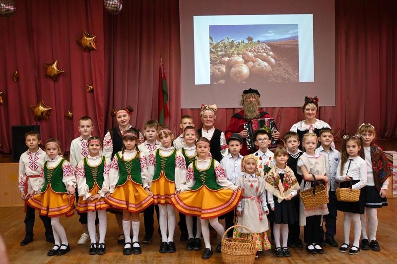 Фольклорный праздник “Жыта, хлеб, палі, лугі - ну, а бульба хлеб другі” 