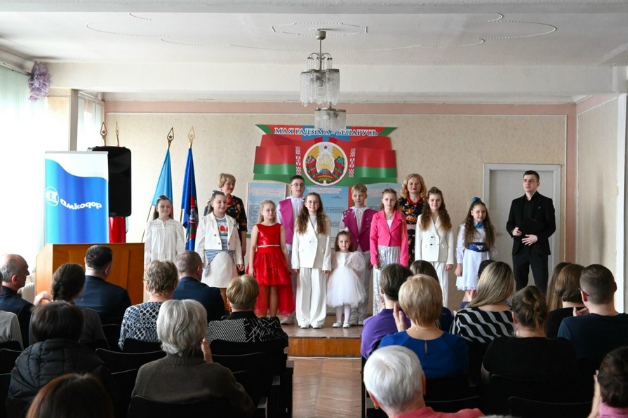 Праздничный концерт «Тысяча и одно пожелание» для женщин ЗАО «Амкодор-Уникаб»